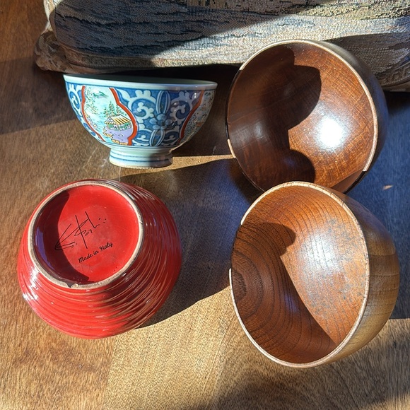 4 wee bowls. 3 from Japan: 2 wood and 1 ceramic w sweet painted theme +1 Italy - Picture 14 of 16